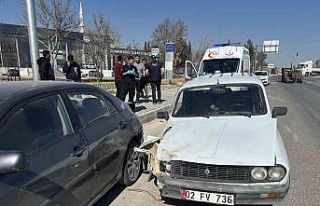 Otomobil park halindeki araca çarptı: 1 yaralı