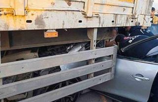 Otomobil park halindeki tırın altına girdi: 1 yaralı