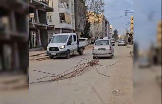 Otomobilin arkasına bağladığı demirlerle trafikte...