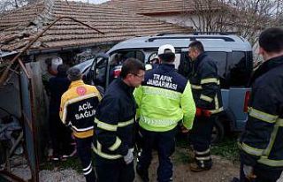 Otomobilin daldığı ev savaş alanına döndü