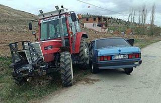 Otomobilin traktöre çarptığı kazada 3 kişi yaralandı