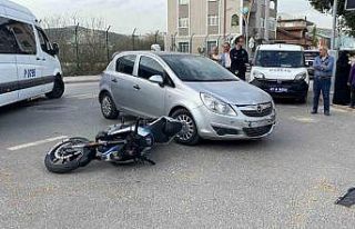 Otomobille çarpışan motosikletli yaralandı
