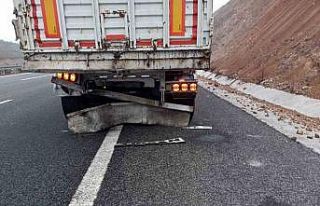 Otoyolda otomobil kamyona arkadan çarparak yandı;...