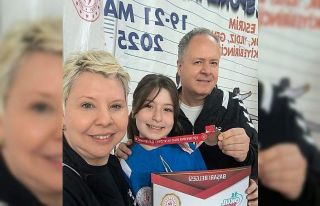 Öykü Gencer flöre branşında Türkiye üçüncüsü...