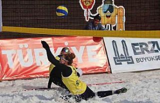 Palandöken Kayak Merkezi’nde kar voleybolu coşkusu