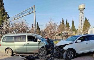 Panelvan ile SUV araç kafa kafaya çarpıştı: 2...