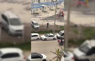 Park halindeki aracın camına kaldırım taşı fırlattı