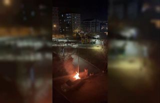 Park halindeki otomobil alev alev yandı