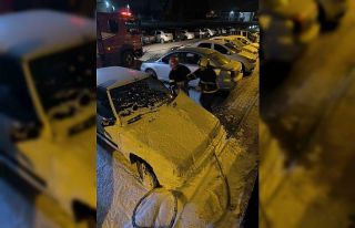 Park halindeki otomobil yandı