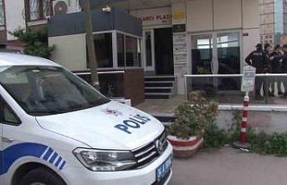 Patronunun odasına dinleme cihazı yerleştirdi,...