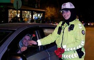Polis, denetim noktasında kadın sürücülere karanfil...