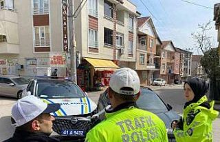 Polis otosu ile otomobil çarpıştı, şans eseri...