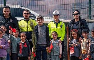 Polis ve öğrenciler Kato Dağı eteklerine fidan...
