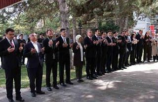 Protokolden şehitliklere bayram ziyareti