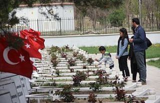 Ramazan Bayramı arefesinde mezarlıklar ziyaretçiyle...