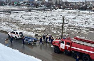 Rusya’da nehirlerdeki buzlar eridi, yerleşim yerleri...