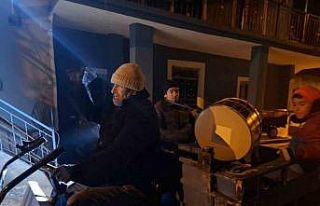 Sahura ’patpatlı’ davulcular uyandırıyor