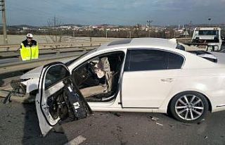 Sakarya’da bariyer otomobilin içine girdi