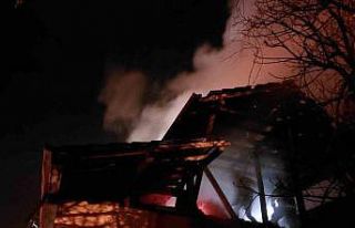 Sakarya’da evin çatısı alev topuna döndü, mahalleli...