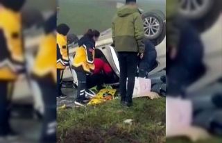 Sakarya’da kavşakta iki otomobil çarpıştı:...