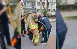 Salıncağa sıkışan çocuğu itfaiye kurtardı