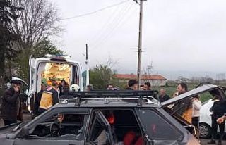 Samsun’da iki otomobil kavşakta çarpıştı: 3...