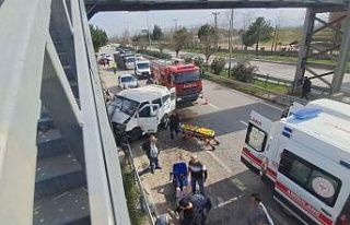Samsun’da minibüs üst geçidin direğine çarptı:...