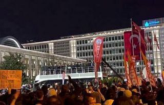 Saraçhane’de protestoculardan Özgür Özel’e...