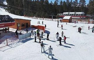 Sarıkamış Kayak Merkezi’nde kayak keyfi sürüyor