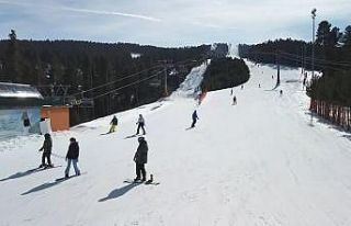 Sarıkamış’ta baharda kayak keyfi sürüyor