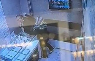 Sarrafı soymak için kılık değiştirmiş