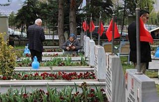 Şehit evlatlarıyla bayramlaştılar