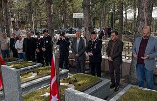 Şehit Hava Pilot Teğmen Yavuz Eracar kabri başında...