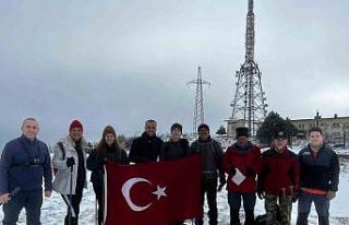 Şehitlerin anısına bin 808 metrelik dağa tırmandılar