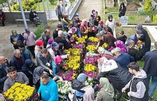 Şehitlikler ve mezarlıklar bayramda çiçek açtı