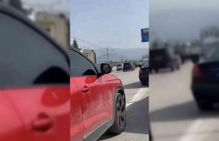Şerit ihlali yapıp, yol vermeyen sürücünün aracına...