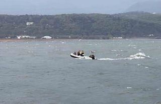 Şiddetli rüzgar kanoyu alabora etti: Göle düşen...