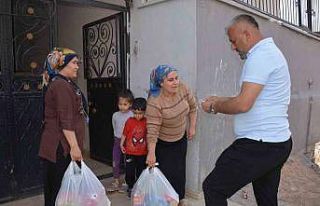 Silopi’de her eve bayram şekeri dağıtıldı