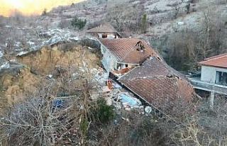 Sinop’ta heyelan: 3 ev ve bir ahır enkaza döndü