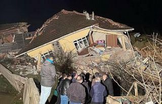 Sinop’ta heyelan: 3 ev yıkıldı, göçük altında...