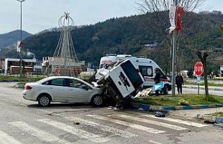 Sinop’ta otomobil hafif ticari araca çarptı: 1...