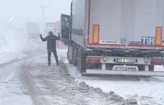 Sivas’ta kar yolları kapattı, hazırlıksız sürücüler...