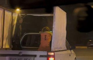 Soğuğa rağmen pikap kasasında yolculuk yapan çocuklar