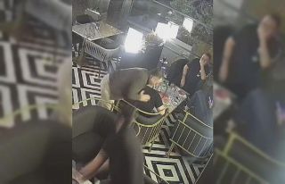 Soluk borusu tıkanan kişinin ‘heimlich’ manevrasıyla...