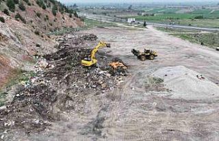 Spil Dağı eteğindeki molozlar temizleniyor