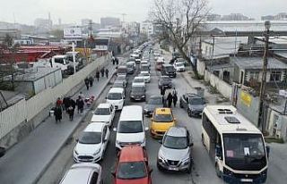 Sultangazi’de mezarlık yolunda kilometrelerce trafik...