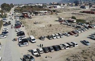 Suriyeliler, araçlarını satarak bayramda ülkelerine...