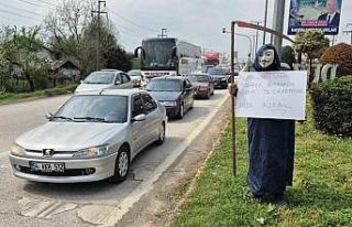 Sürücülere maskeli, tırpanlı uyarı