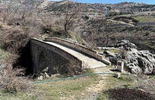 Tarihi köprü 15. yüzyıldan beri ayakta
