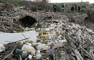 Tarihi köprünün çilesi bitmiyor